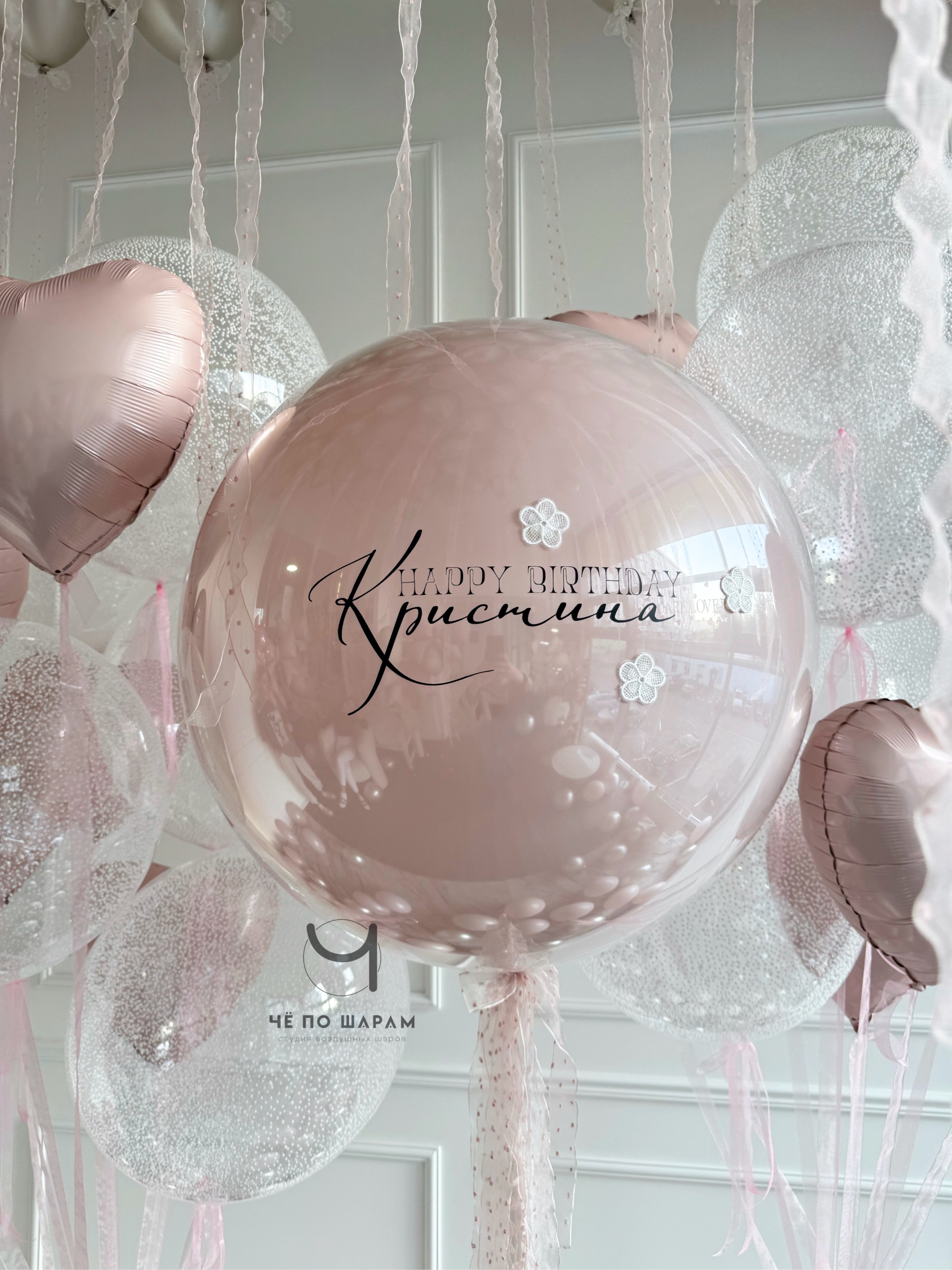 Фотозона из воздушных шаров с облаками и бантами для девочки фото 6