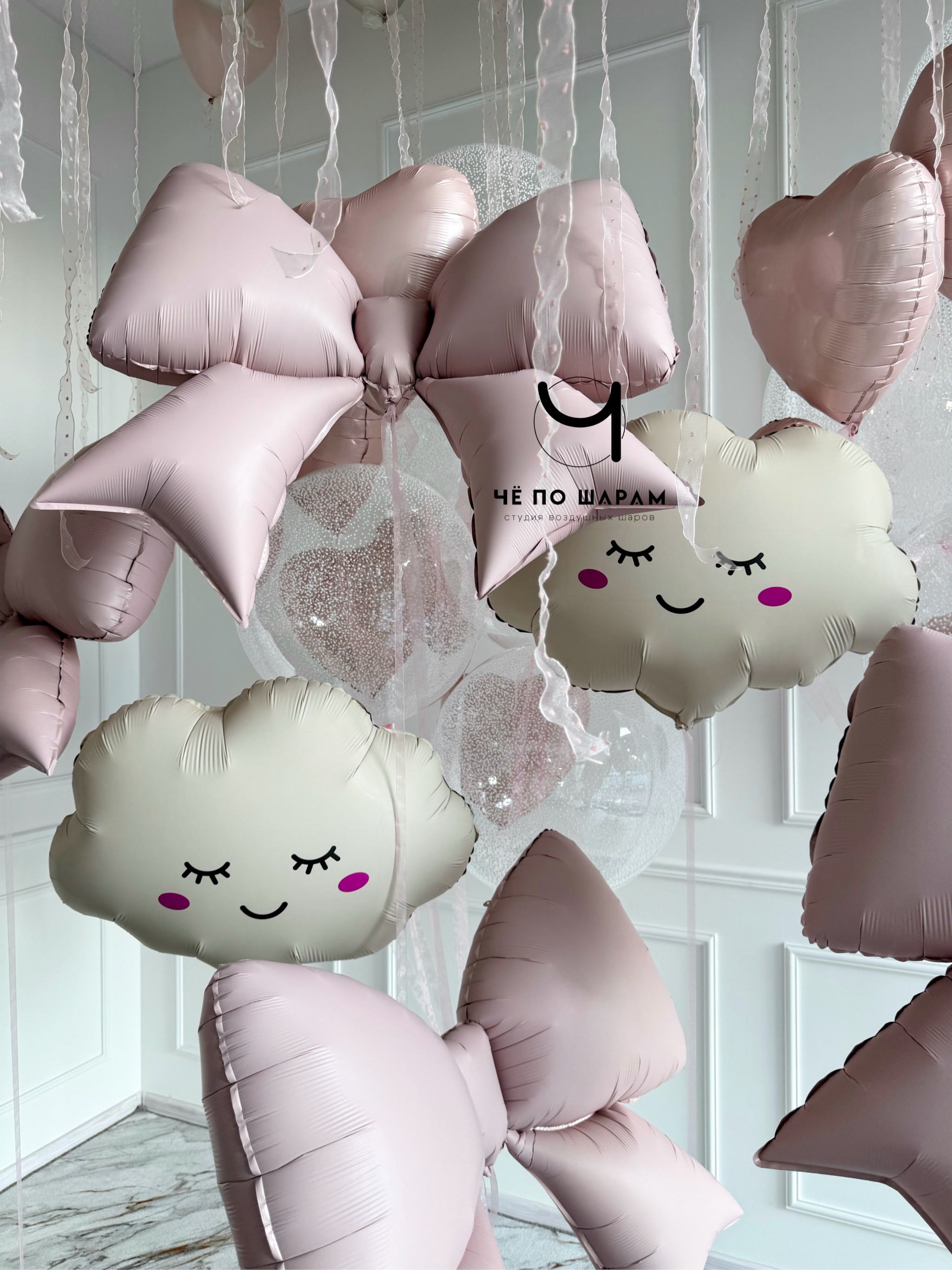Нежная фотозона из воздушных шаров для девочки с облаками и бантиками фото 5