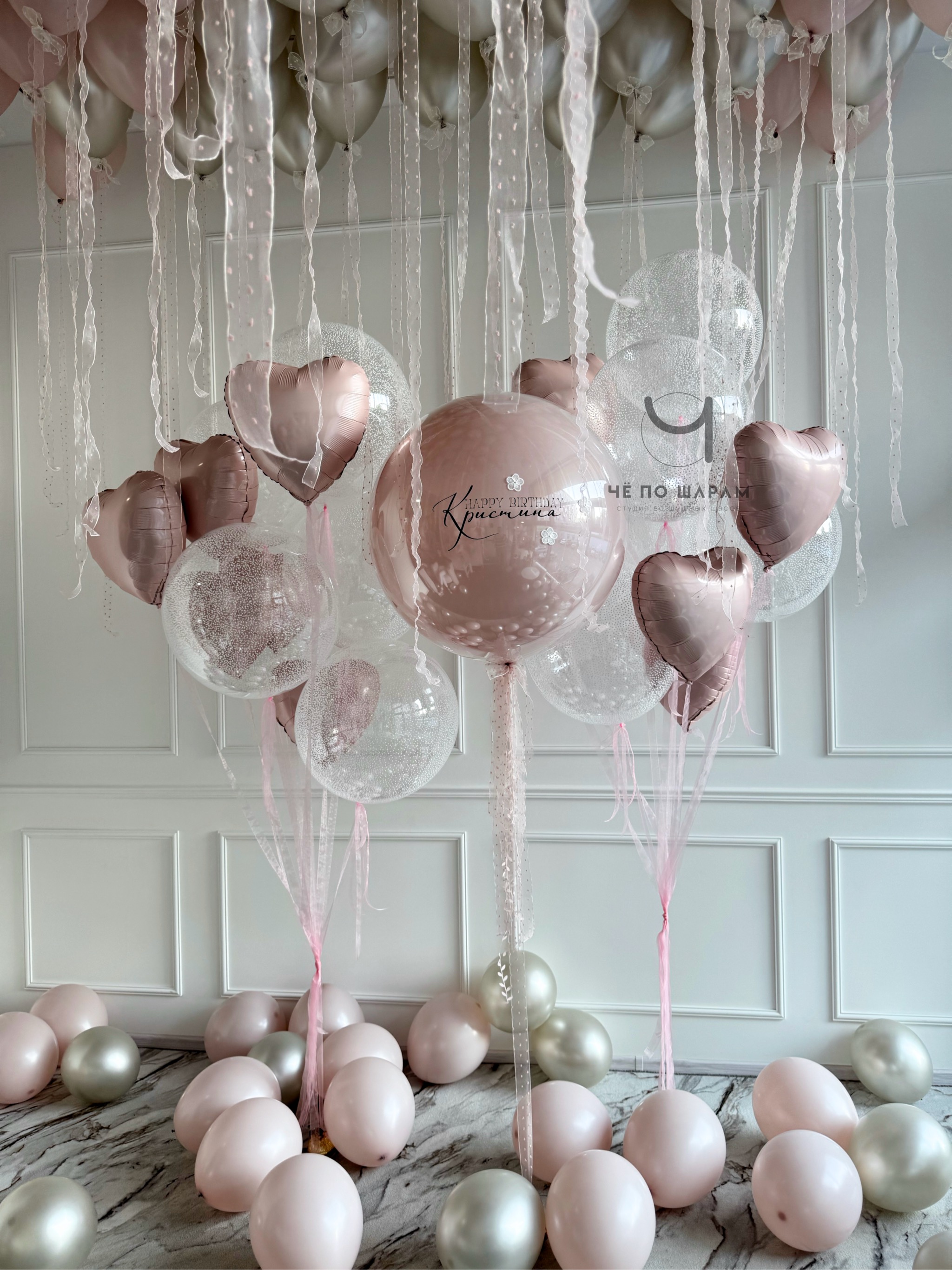 Фотозона из воздушных шаров с облаками и бантами для девочки фото 5