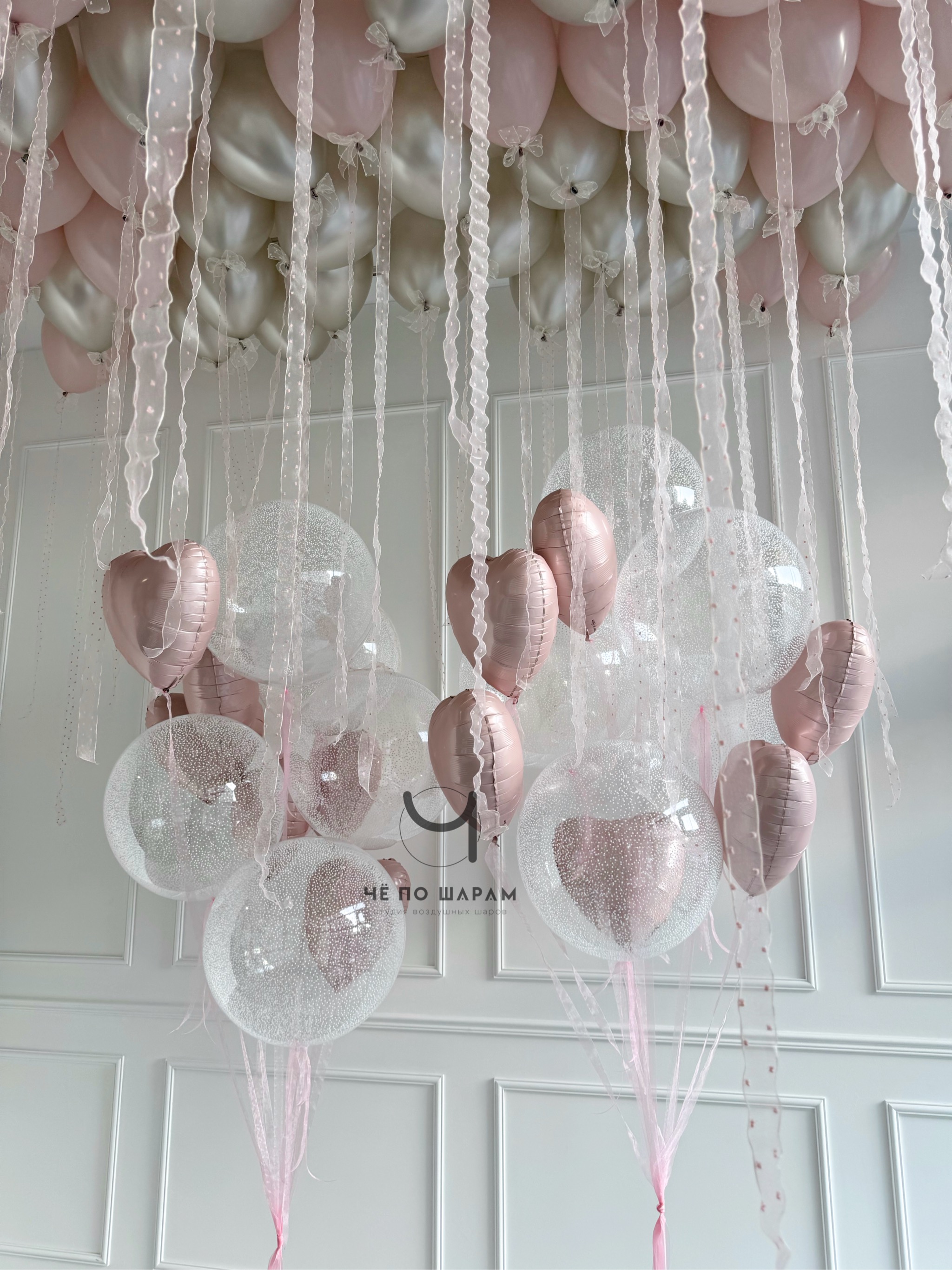 Нежная фотозона из воздушных шаров для девочки с облаками и бантиками фото 3