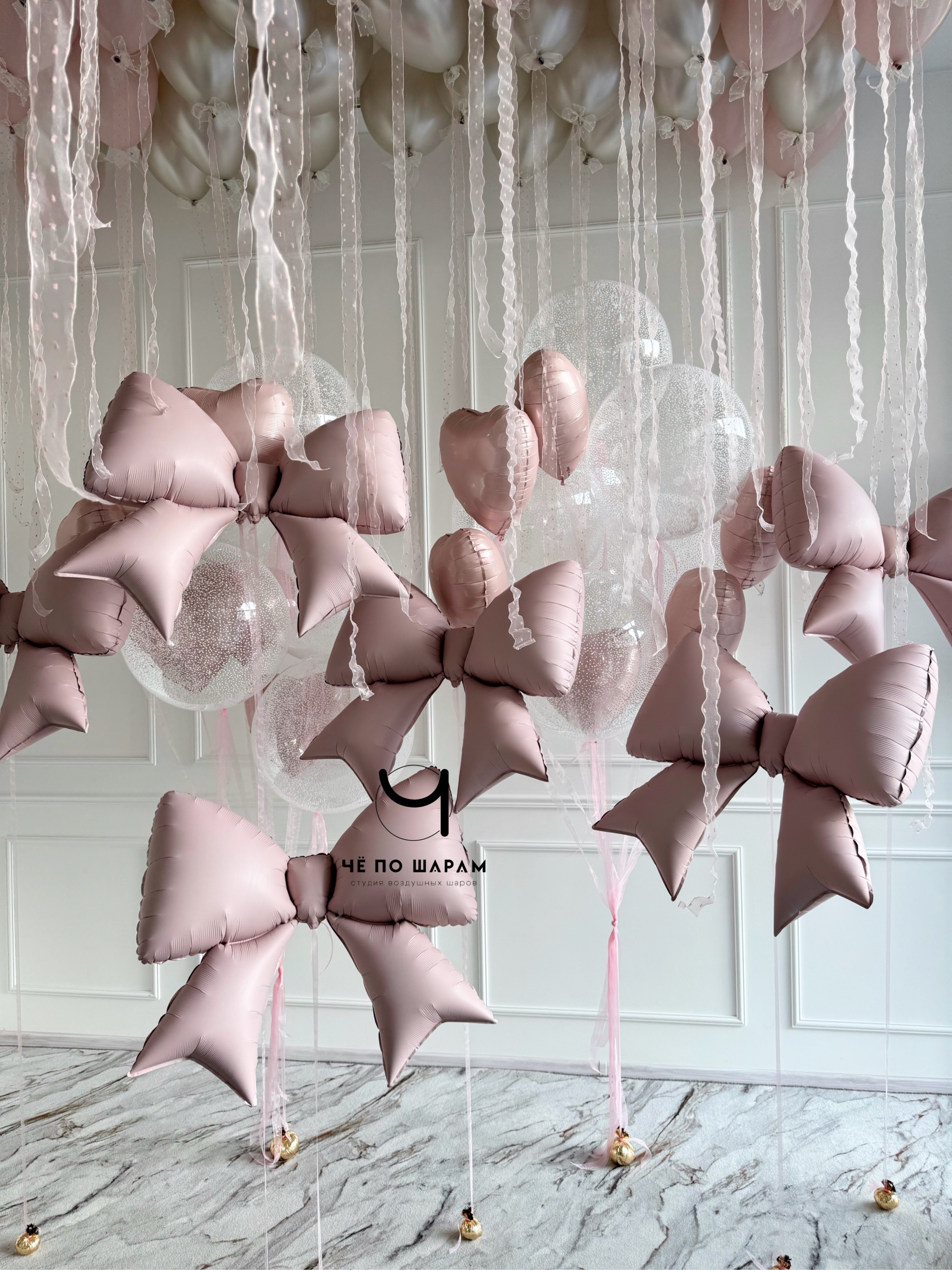 Фотозона из воздушных шаров с облаками и бантами для девочки фото 2