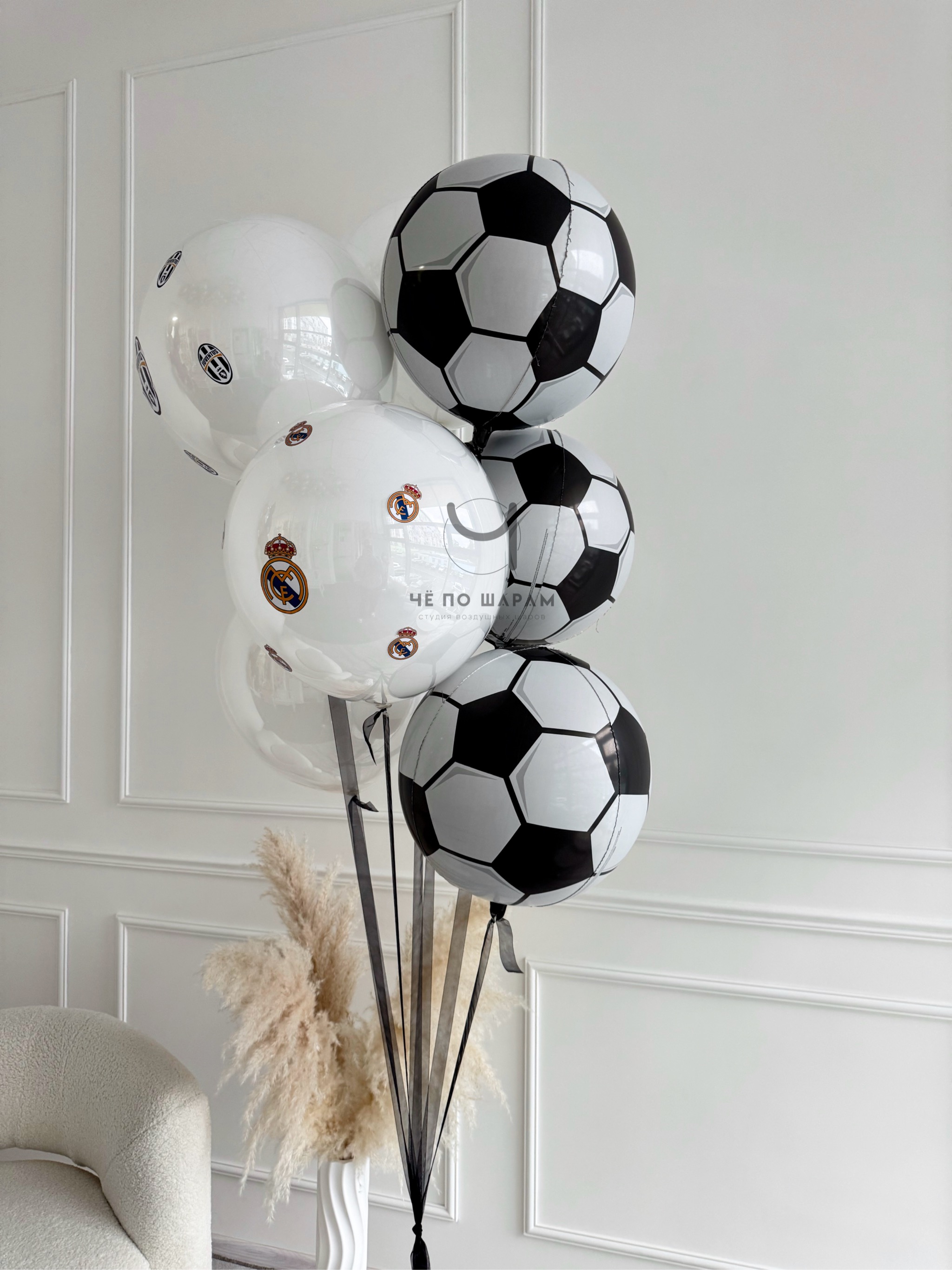 Футбольные шары мальчику на день рождения с большим шаром фото 5