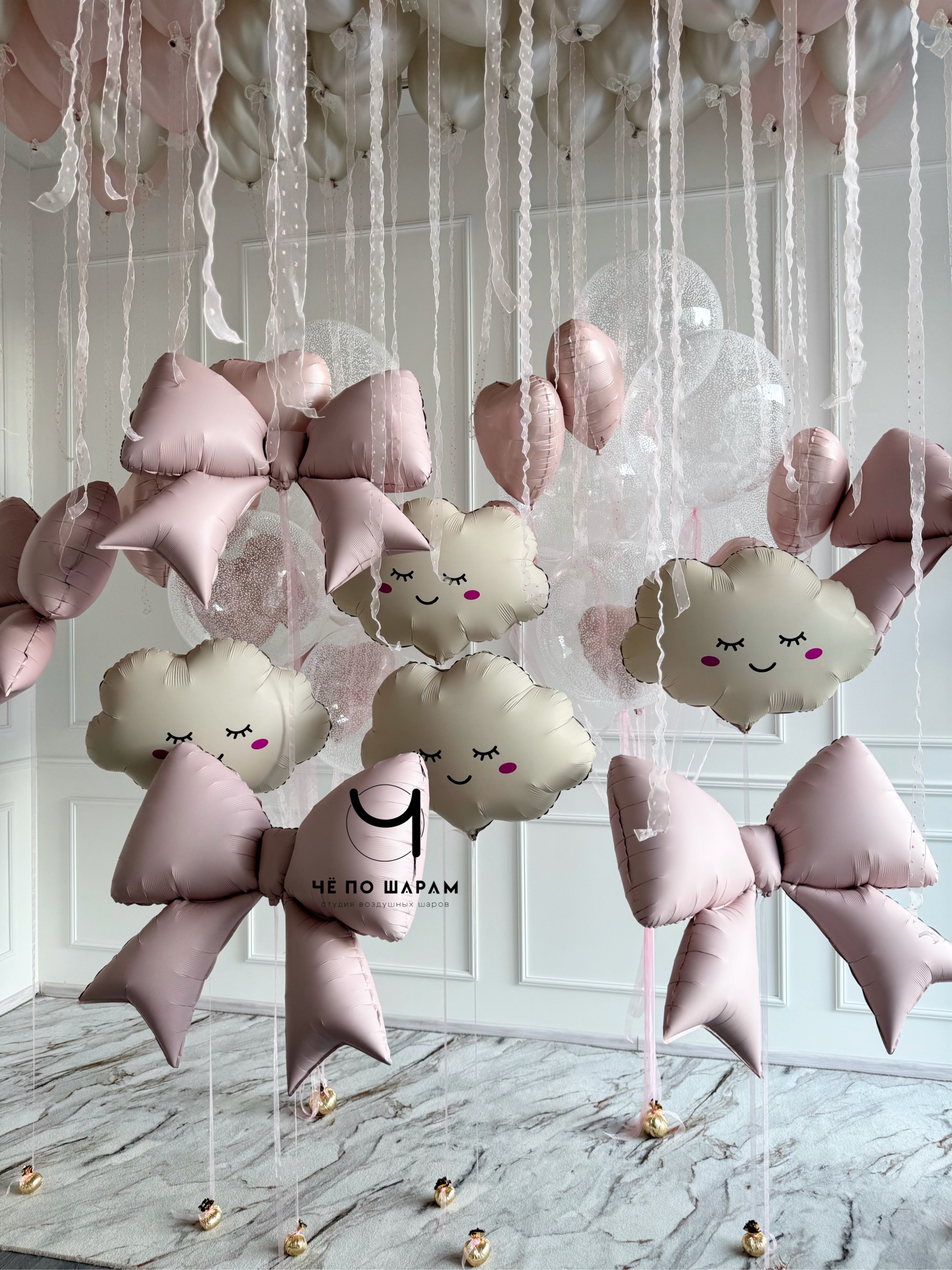 Фотозона из воздушных шаров с облаками и бантами для девочки