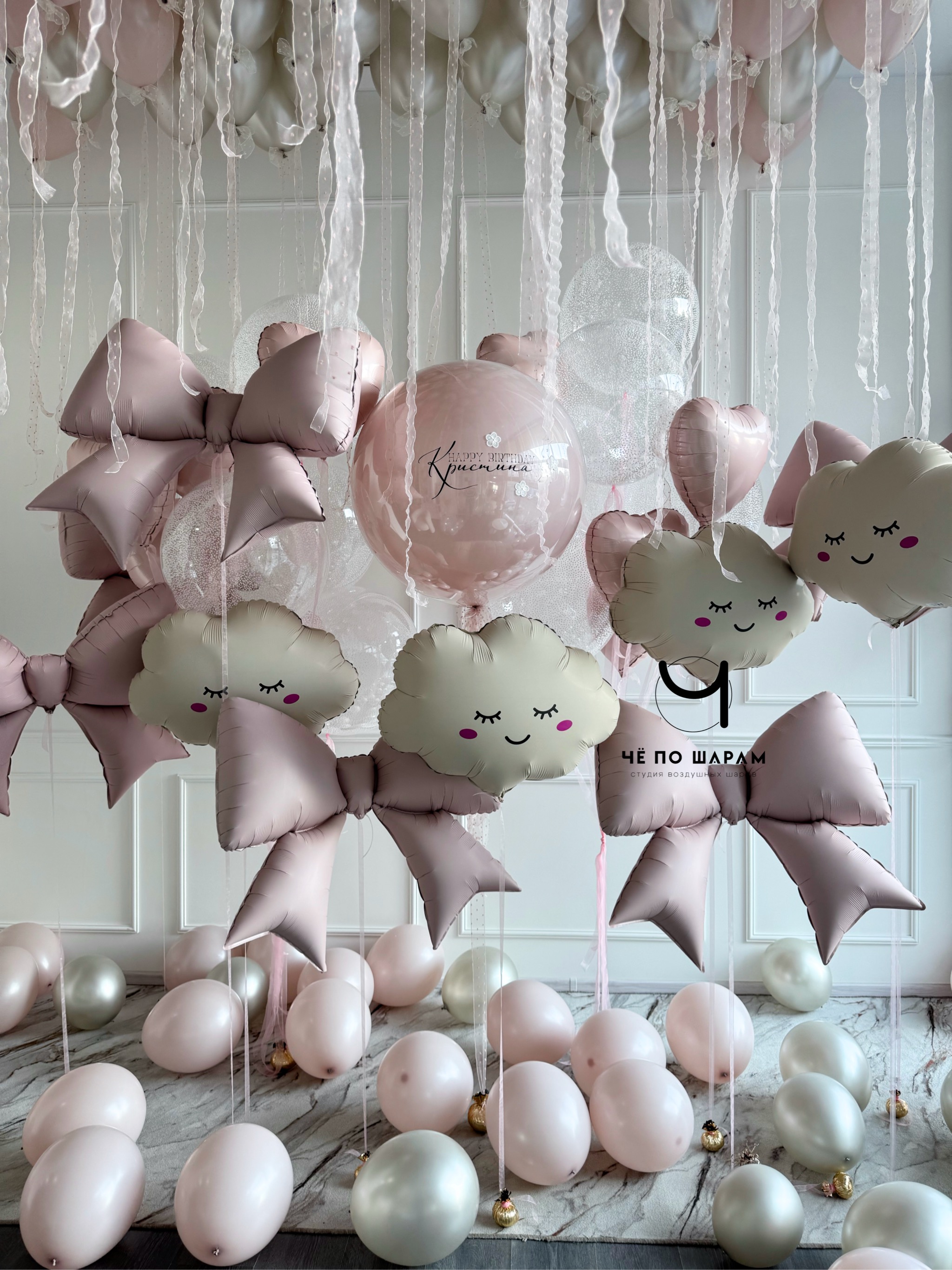 Нежная фотозона из воздушных шаров для девочки с облаками и бантиками